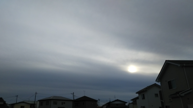 （画像4　きょう日中の仙台市内　太陽がおぼろげにしか見えないほどの曇り空　著者撮影）