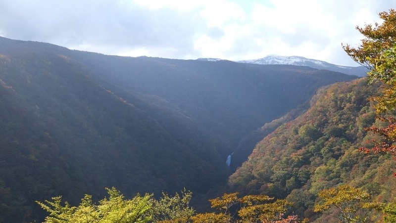 蔵王の山は紅葉で色づく一方、頂上付近（写真右上）は雪も（10月25日　蔵王エコーラインにて著者撮影）