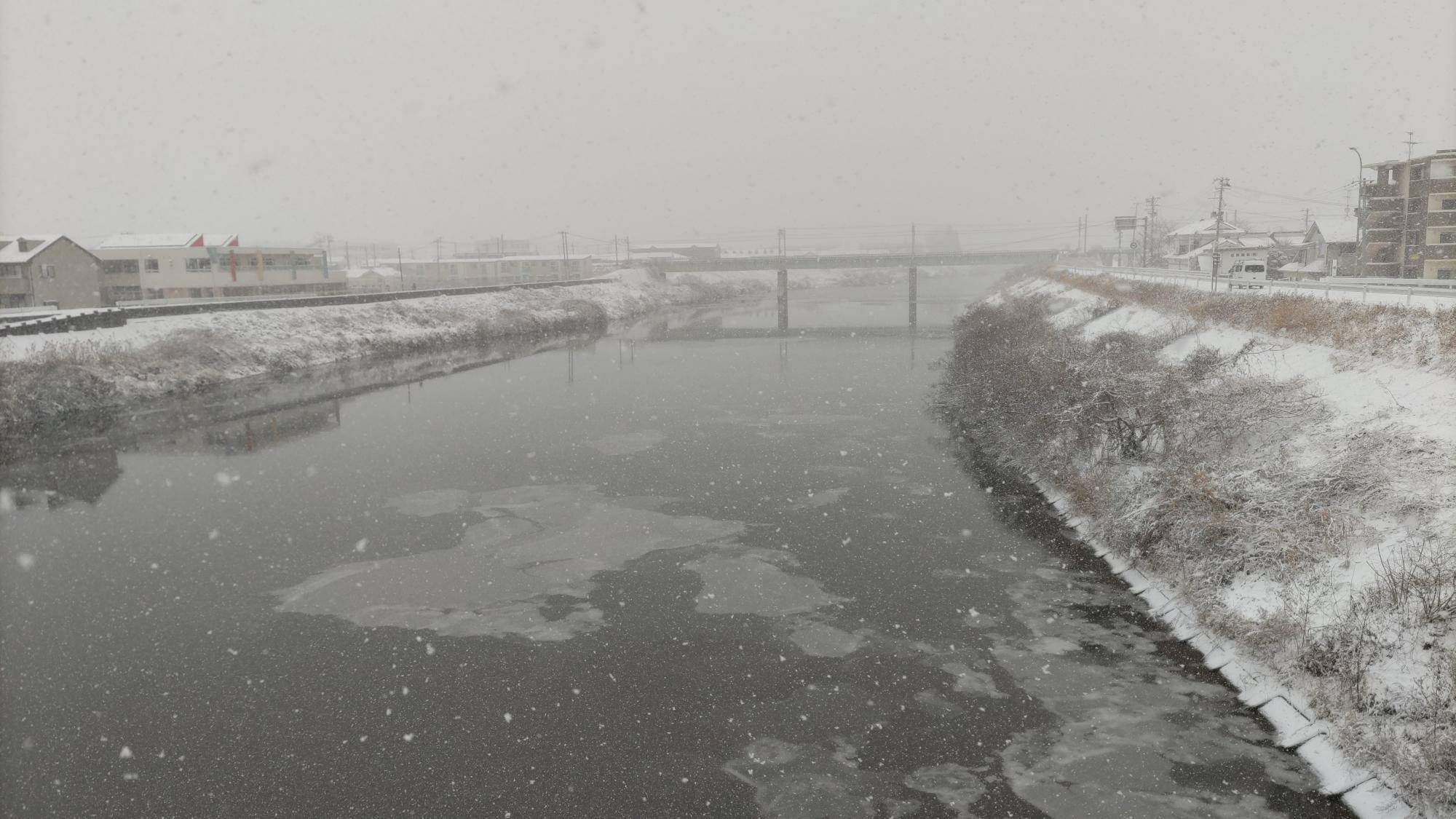2023年1月25日の仙台市内　昼間でも川が凍てつく寒さ(筆者撮影)