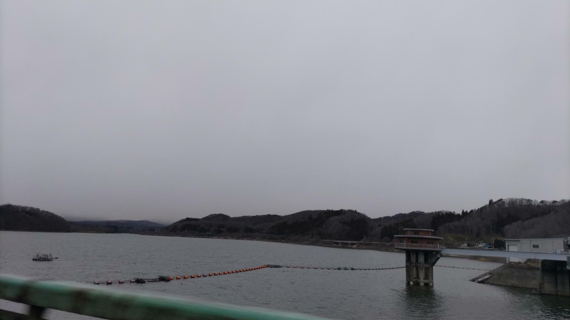 宮城県川崎町内にある釜房ダム　ダム内には十分な水があるが周辺の山には雪は一切ない(3日著者撮影)