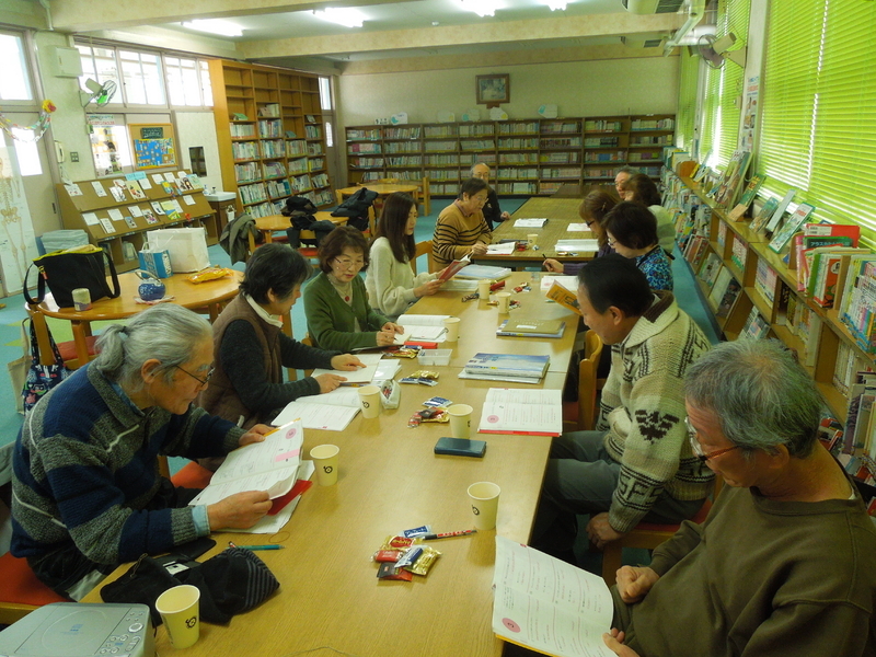 小学校の図書室で英会話講座を開催＝大阪市生野区、筆者撮影