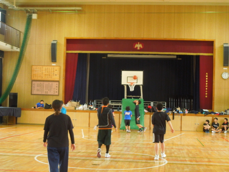 小学校の体育館を使いバスケットボールの試合＝大阪市生野区、筆者撮影