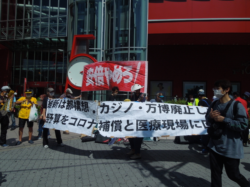 大阪・梅田の繁華街で新型コロナウイルス禍の補償を訴える街宣行動=大阪市北区で、筆者撮影