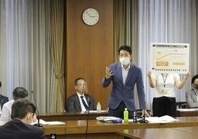 大阪市会都市経済委員会で「市民サービス削減」を追及する前田和彦市議=前田市議提供