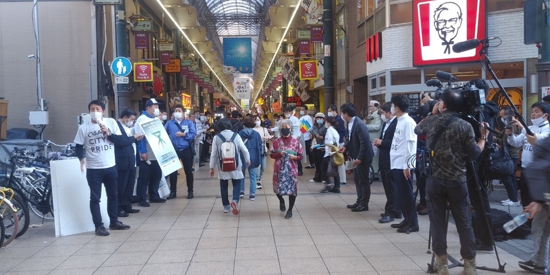 全国の政令指定都市から自民党市議らが大阪市に集結し、自民党大阪市議団とともに「大阪市廃止に反対しよう」と呼び掛けた＝10月18日、JR天満駅前で。筆者撮影