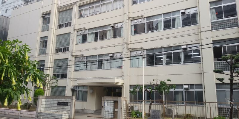大阪市立扇町総合高校。来年4月に市立西高校、市立南高校との統合が決まっている=大阪市北区で、筆者撮影