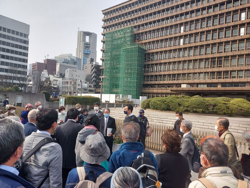 判決言い渡し後、大阪地裁前で支援者に判決内容を説明する原告弁護団=「大阪市民の財産を守る会」撮影