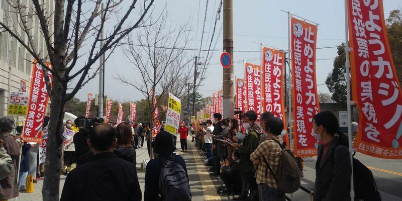 ３月25日に始まったカジノ誘致の賛否を問う住民投票を求める大阪の直接請求署名運動。初日は大阪府庁前でアピール行動が行われた＝2022年３月25日、大阪市中央区で、筆者撮影