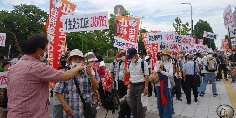 大阪府に住民投票実施を「直接請求」する日、府内全域から署名活動に奔走した約600人が集結した＝2022年７月21日、大阪市中央区の大阪府本庁者前で、筆者撮影