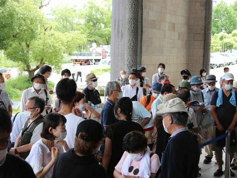 臨時府議会を傍聴するため整理券を求めて列をなす人々＝2022年７月29日、大阪コミュニティ通信提供