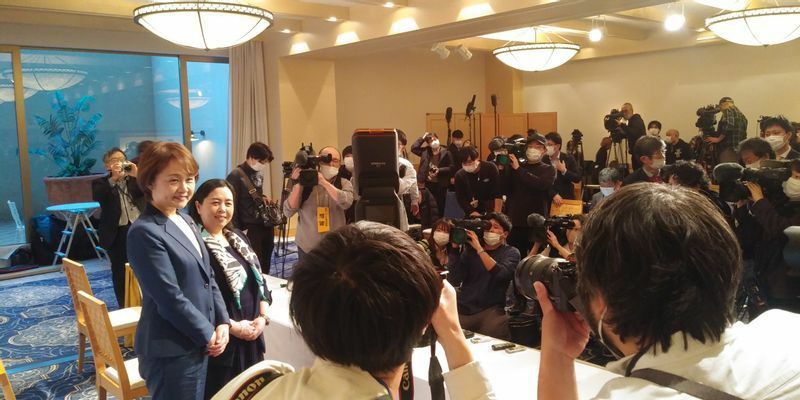 「アップデートおおさか」の設立と府市首長ダブル選挙に擁立する候補者の記者会見には、マスメディアが詰めかけ、関心の高さをうかがわせた＝2023年２月８日、大阪市中央区で、筆者撮影