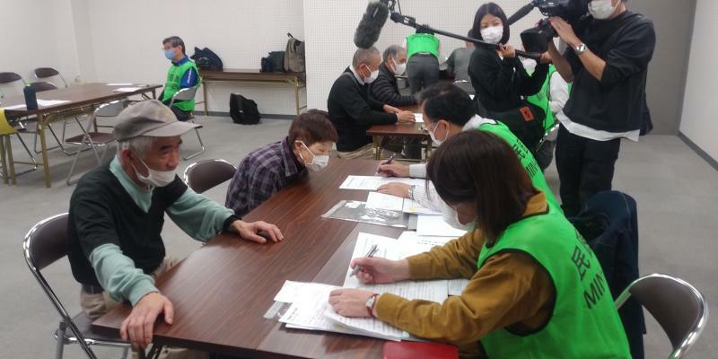 大阪府民1000人の血液検査に協力する住民たちには、採血前にしっかり問診が行われる＝2023年10月29日、大阪府摂津市で、筆者撮影