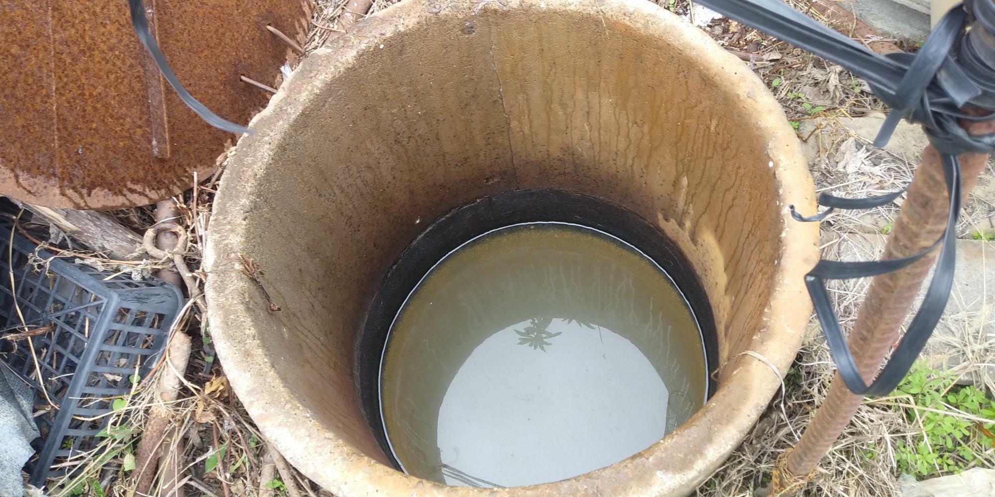 大阪府の調査で高濃度PFOAが検出された井戸。井戸水の色や臭いに変わったところはなく、見た目では汚染が分からない＝2023年11月13日、大阪府摂津市一津屋で、筆者撮影