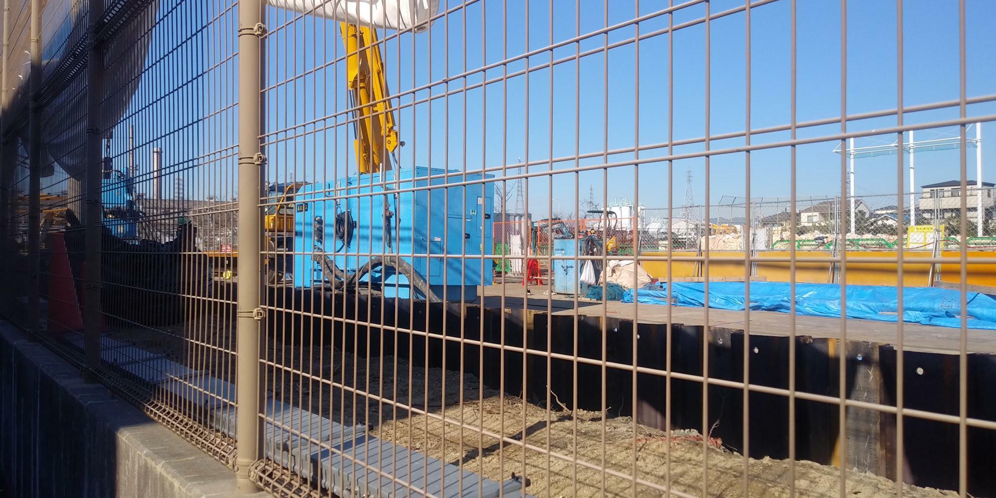 ダイキン工業淀川製作所は敷地内に残存するPFOAが地下水を通じて周辺に流出するのを食い止めるため遮水壁の設置を行っている＝2023年12月14日、大阪府摂津市で、筆者撮影