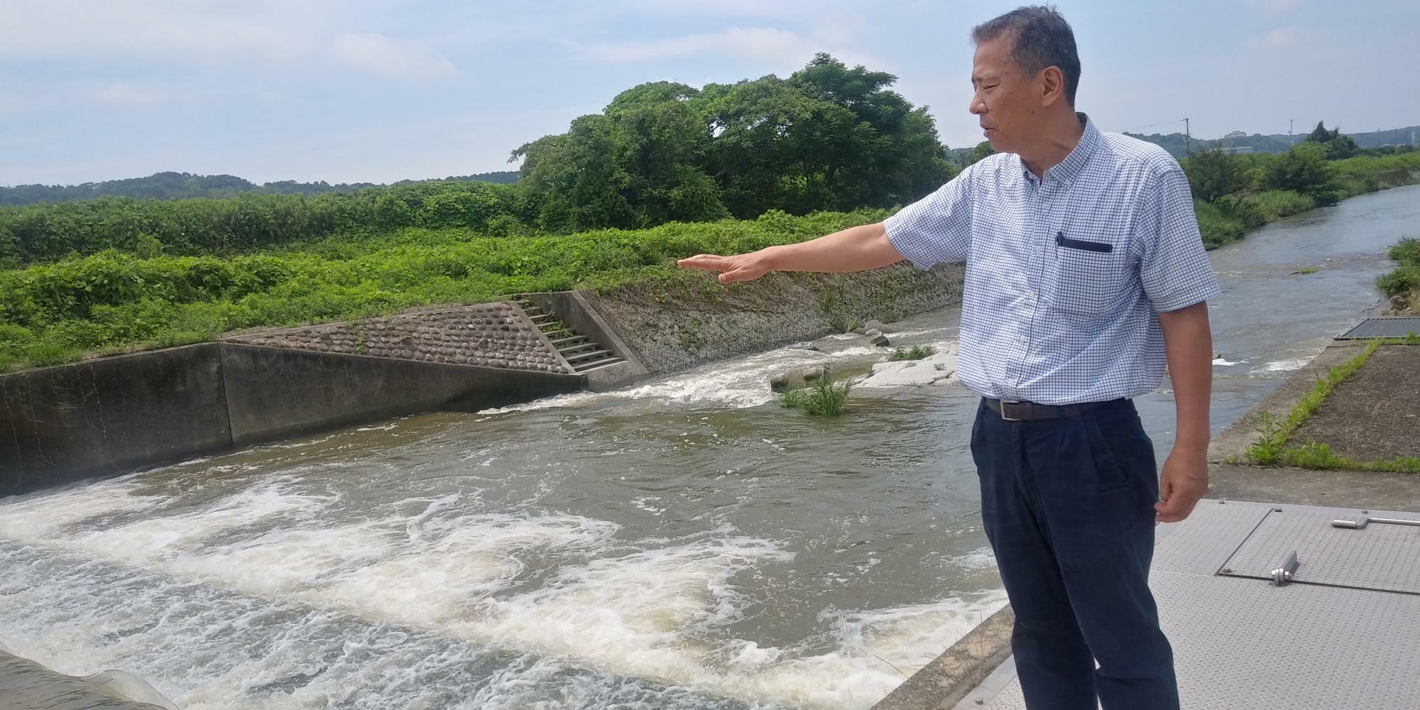 「明石川のPFAS濃度は暫定指針値を超えており、濃度を下げるための包括的な取り組みが必要」と話す丸尾牧・兵庫県議＝2024年７月３日、神戸市西区で、筆者撮影