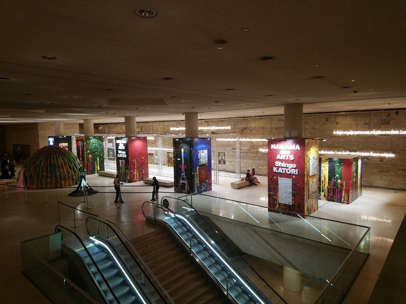会場は、ルーブル美術館に隣接したショッピングアーケード「カルーセル・ド・ルーヴル」内のシャルル5世ホール。照明が暗いのが少し気になる