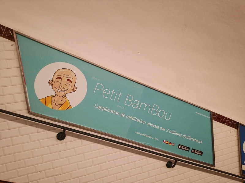 パリのメトロではたびたび瞑想アプリのダウンロードを促す広告を見かけた
