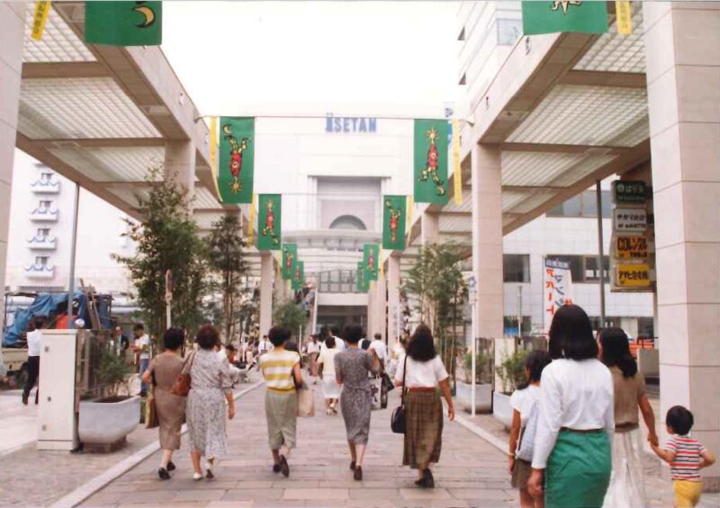 開店当時の写真。オシャレをして整備されたばかりのコリドー通りを歩いて伊勢丹相模原店に向かう人々の姿が多く見られた (伊勢丹提供)