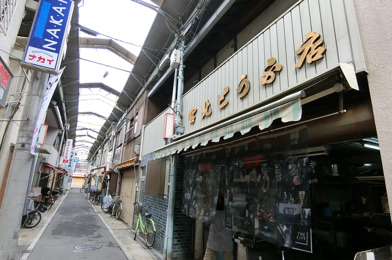 中津商店街で今も営業を続ける店舗と連動してアート作品を掲示。写真は地元で今も愛される豆腐店（The City－社会を彫刻せよ―）　筆者撮影