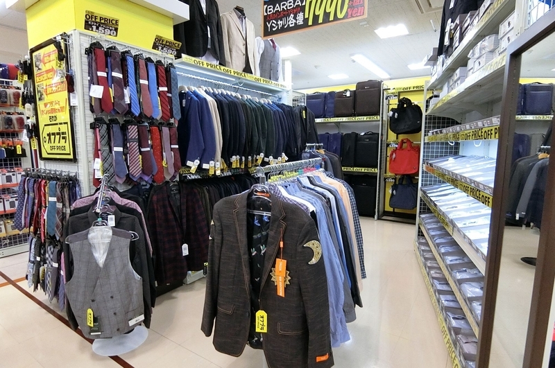 メンズのスーツやシャツも。百貨店やセレクトショップなどで扱われるイタリア・ナポリ製の「BARBA」(バルバ)は3万円以上のシャツが7990円と破格値