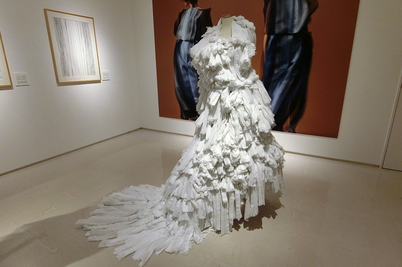 短冊型に切った布を何重にも重ねて造り上げた一着は、まるでオートクチュールショーのラストを飾るマリエ（ウエディングドレス）のよう　筆者撮影