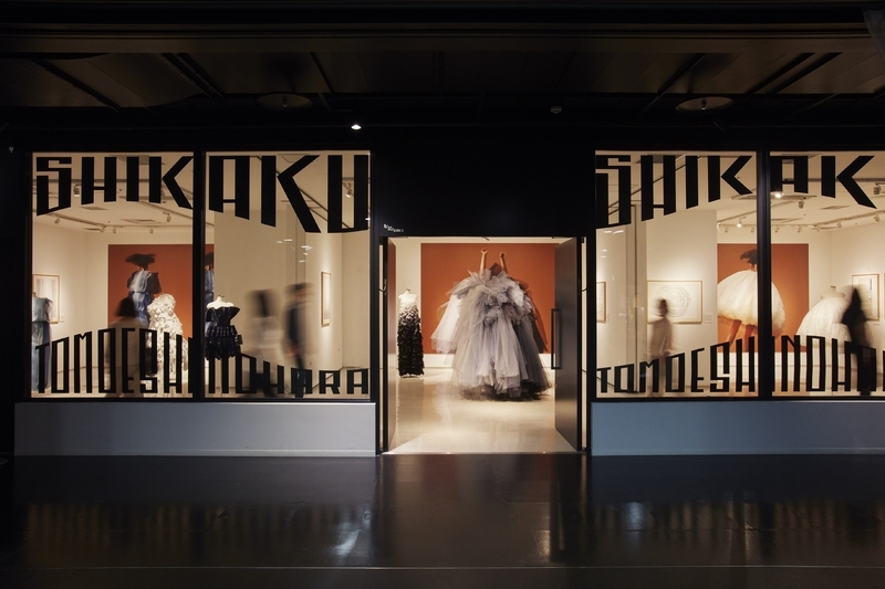 余剰生地を使用したドレス5点と、この展示会のために作成した生分解性のあるセルロース素材のドレス1点の計6点と、彼女が描いたドローイング、そして、ファッションシューティングした写真とで構成した　Sayuki INOUE撮影
