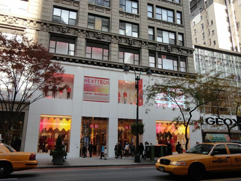 1月末に閉店したニューヨークの34丁目店舗。2011年の開店当時の写真。グローバルチェーンがひしめくショッピングエリアで「ビクトリアズシークレット」や「アマゾンブックス」も並びに位置していた　筆者撮影
