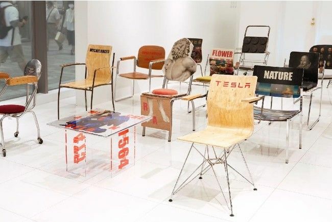 2021年秋に渋谷パルコで行ったポップアップストアの様子。著名な椅子が、様々なインスピレーションでリメイクされてアートチェアに生まれ変わっている　　　写真は公式