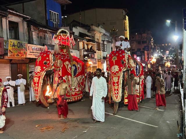 筆者が訪問した時、たまたま仏教徒の最大の祭典もあった。日本でいえば京都のような仏教の聖地（仏陀の歯が納められているという仏歯寺がある）の町・キャンディ（世界遺産）にて開催中の「ペンヘラ祭り」に遭遇。