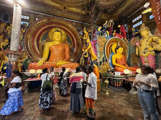 多宗派混在とはいえ、中心都市コロンボでやはり多いのは仏教寺院。こちらはコロンボで最古の寺院であるガンガマーラ寺院。