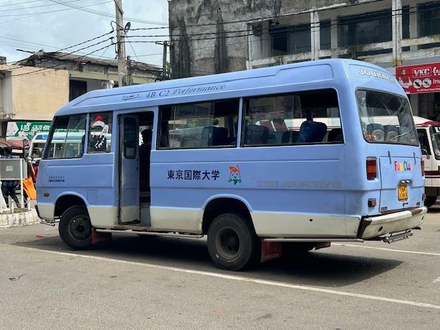 スリランカでは日本の中古車が多く輸入されている。こちらはジャフナ市内で見かけた車両。