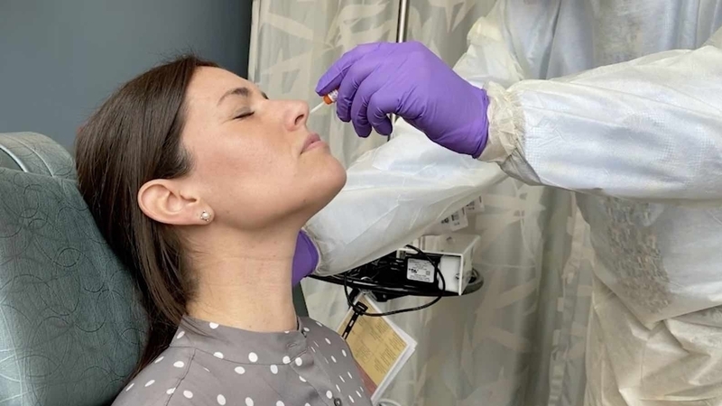 鼻咽頭拭い液の採取方法(DOI: 10.1056/NEJMvcm2010260)