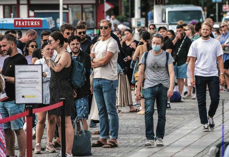 ほとんどの国民がマスクを着けていないスウェーデンの様子（DOI: 10.1126/science.370.6513.159 より）