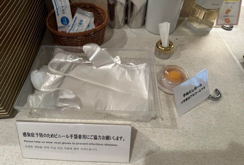 ホテルの朝食会場での使い捨て手袋(筆者撮影)