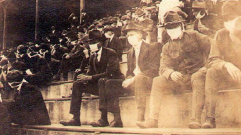 1918年にジョージア工科大学のフットボールの試合を観戦する観客の様子（PMID: 32737790より）