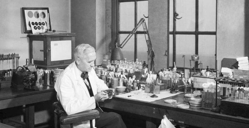 1943年、研究室でのフレミング博士（Wikipediaより）