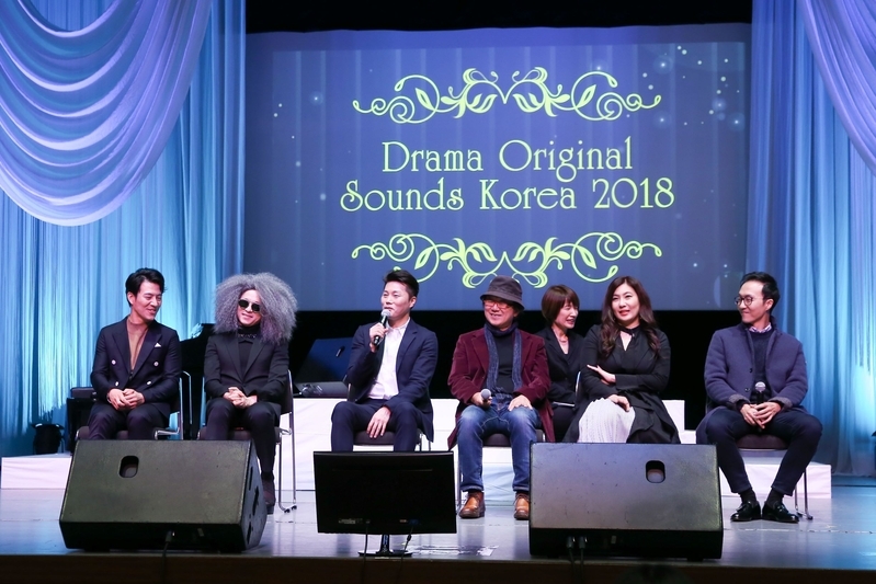 2018年11月に東京で開催された「Drama Original Sounds Korea 2018」では、「冬ソナ」挿入歌を作曲したイ・ジス（右端）らと再会。左から4人目が監督（提供：韓国コンテンツ振興院）