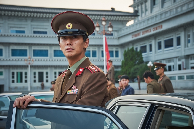 北朝鮮の国家保衛部・課長役にはチュ・ジフンを配した。「作中で唯一自由なキャラクター。エリートの家で育った権力層の息子という雰囲気に合っていた」というのがキャスティングの理由