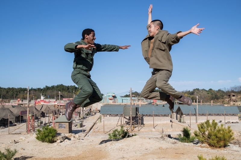 北朝鮮兵士ギスと米軍下士官ジャクソンはダンスで心を通わせ、捕虜収容所の人たちで寄せ集めのダンスチーム「スウィング・キッズ」を結成する