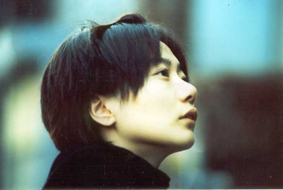 夢想家のテヒを演じたペ・ドゥナ。公開当初は観客動員数が伸びず早々に打ち切りに。だが、口コミで広まり再上映され、2001年の韓国女性が選ぶ最高の韓国映画第1位に選ばれた