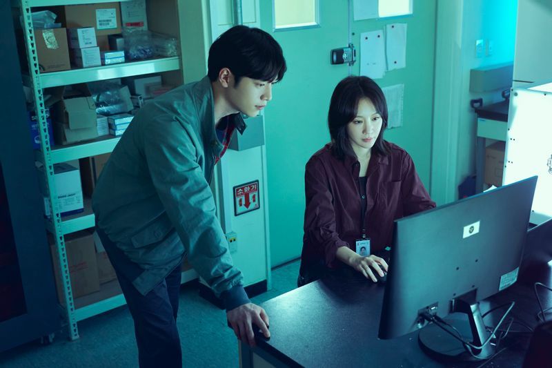 ソ・ガンジュンとキム・アジュン主演の『グリッド』は、過去と未来が交錯するSF大作。脚本は『秘密の森』のイ・スヨン