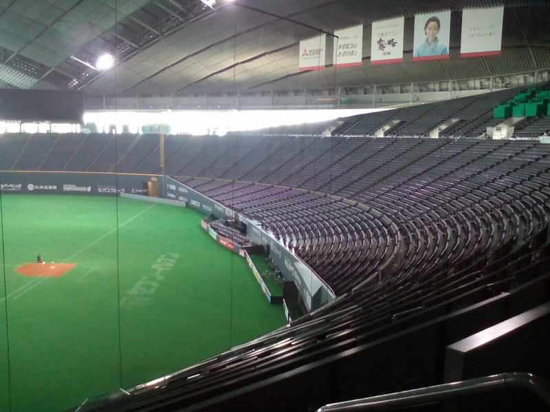 札幌ドームの一塁ベースとライトポールの中間あたりに位置する一塁側内野自由席（筆者撮影）