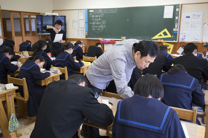 子どもたちと教員との関係を近づけるため、会田は正規の授業にも積極的にかかわる。