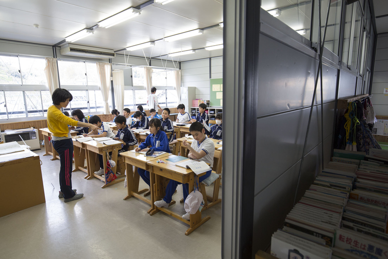 生徒数が減少しているため、3つの小学校の同学年の子が同じ教室で学ぶ。