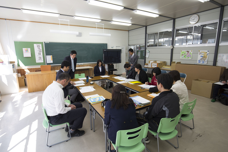 小学校の教員と花まる学習会の担当者の最初の顔合わせ。ぎこちなさが目立つ。