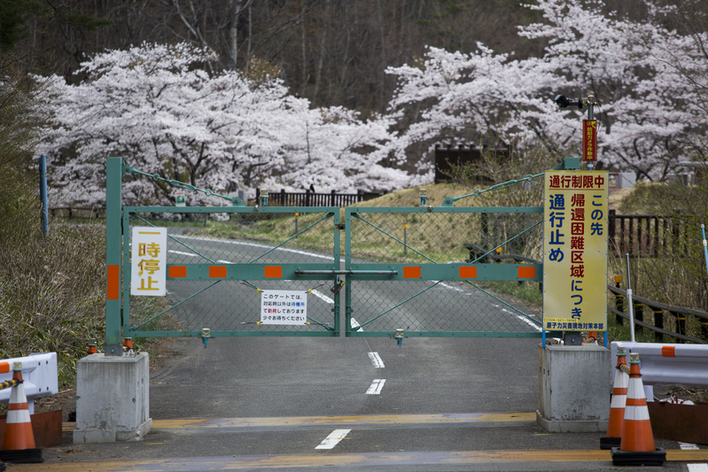 帰還困難区域である長泥地区に続く道は、鍵のかけられたゲートで閉ざされている。