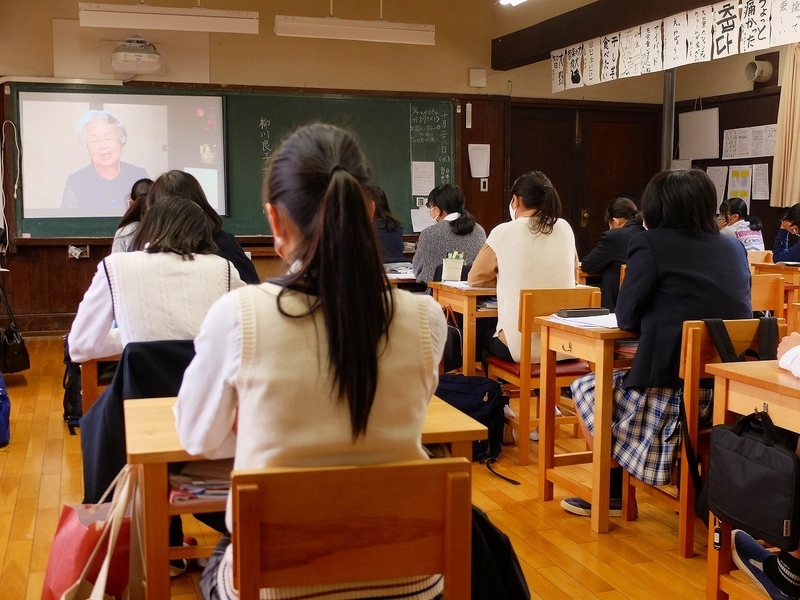 柳川良子さんが語る画像に見入る生徒たち　（撮影：筆者）