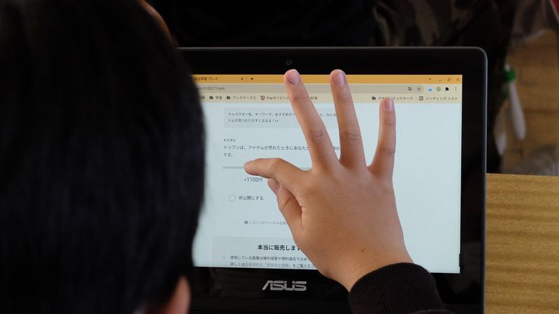 制作したオリジナルグッズに値付けする生徒 撮影:筆者
