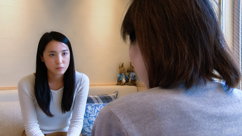 女優の鳴神綾香さんが医療関係者や経験者に話を聞いていく　（C）2018 uehara-shouten