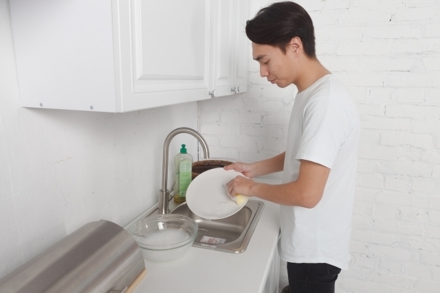 皿洗いや掃除などで体を動かすよう意識することも大事　画像：写真ACより